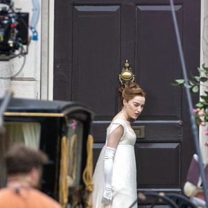 La Chronique des Bridgerton saison 2 : Phoebe Dynevor sur le tournage, le 27 mai 2021 à Londres