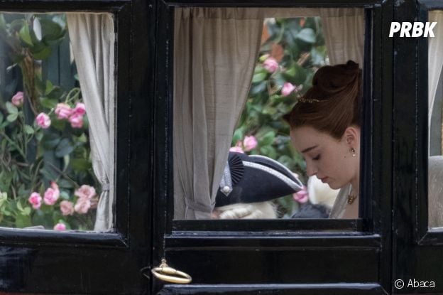 La Chronique des Bridgerton saison 2 : Phoebe Dynevor sur le tournage, le 27 mai 2021 à Londres