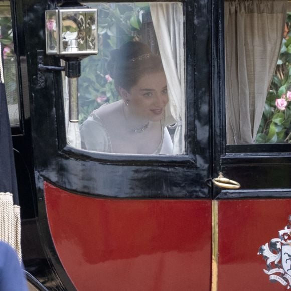 La Chronique des Bridgerton saison 2 : Phoebe Dynevor sur le tournage, le 27 mai 2021 à Londres