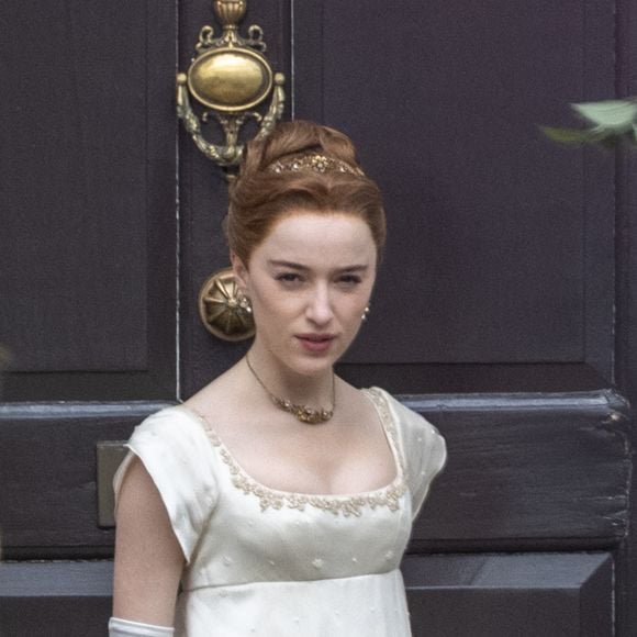La Chronique des Bridgerton saison 2 : Phoebe Dynevor sur le tournage, le 27 mai 2021 à Londres