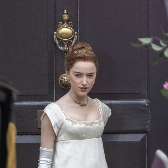 La Chronique des Bridgerton saison 2 : Phoebe Dynevor sur le tournage, le 27 mai 2021 à Londres