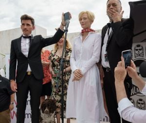 Tilda Swinton reçoit la Palm Dog Wamiz à Cannes le 16 juillet 2021