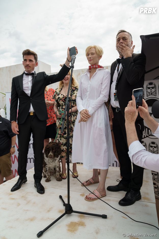 Tilda Swinton reçoit la Palm Dog Wamiz à Cannes le 16 juillet 2021