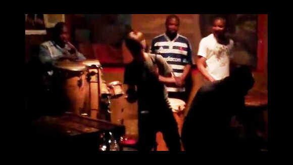 Justin Bieber ... Son impro sur scène avec un groupe africain dans un  resto