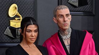 Travis Barker hospitalisé d'urgence après avoir tweeté "Que Dieu me sauve", sa fille demande des prières