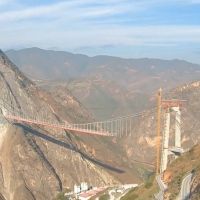 La Chine vient de construire un pont suspendu record : 800 mètres de long avec une seule tour (vertige garanti)