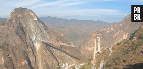 La Chine vient de construire un pont suspendu record : 800 mètres de long avec une seule tour (impossible de ne pas transpirer de vertige)