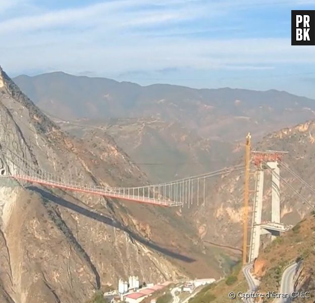 La Chine vient de construire un pont suspendu record : 800 mètres de long avec une seule tour (impossible de ne pas transpirer de vertige)