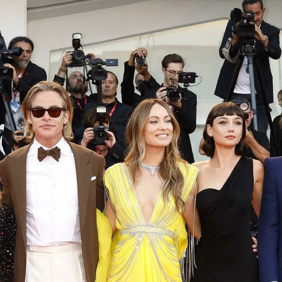 Olivia Wilde, Harry Styles, Chris Pine, Florence Pugh, Nick Kroll, Gemma Chan et Sydney Chandler sur le red carpet de la Mostra de Venise 2022 pour la projection du film Don't Worry Darling.