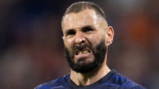 "Redescend un peu" : Karim Benzema préfère flatter son égo qu'encourager les Bleus au Qatar, Twitter le remet en place