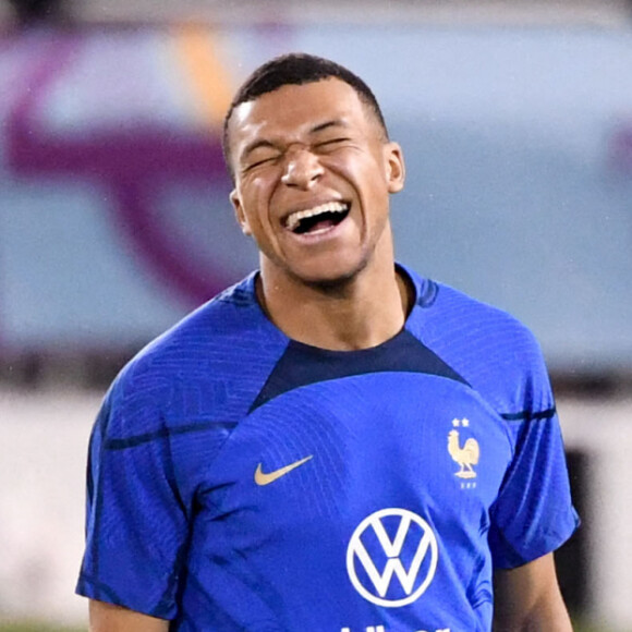 "Si on perd, c'est à cause de lui" : le nouvel hymne de l'Equipe de France dévoilé et... c'est ultra gênant