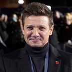 "Toute la partie haute de son torse a été écrasée" : premiers détails sur les blessures de Jeremy Renner après son accident, il tentait de sauver un proche