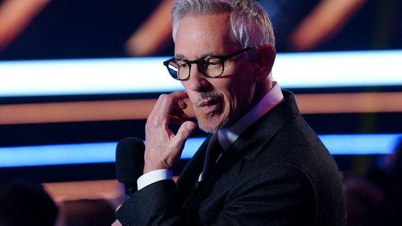 En direct, un animateur se fait couper par un film porno : malaise absolu en plateau et soupçons de sabotage volontaire !