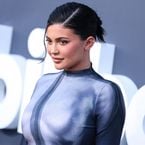 "Ce pauvre gosse va encore devoir changer de prénom" : Kylie Jenner dévoile enfin le prénom de son fils, et tout le monde se moque de sa signification gênante en arabe