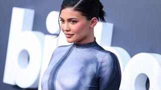 "Ce pauvre gosse va encore devoir changer de prénom" : Kylie Jenner dévoile enfin le prénom de son fils, et tout le monde se moque de sa signification gênante en arabe