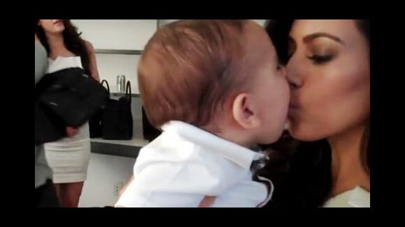 Kim Kardashian ... Complètement gaga de son neveu (vidéo)