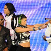 Perez Hilton ... il félicite les Black Eyed Peas pour leur performance au Super Bowl