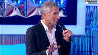 "Vous allez me chauffer toute l'émission" : Nagui lourdement dragué par une candidate de N'oubliez pas les paroles, il la recadre sèchement