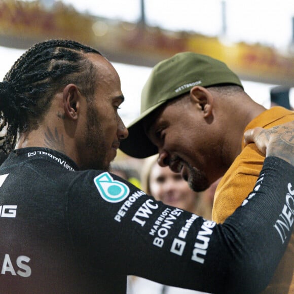 Will Smith discute avec Lewis Hamilton avant le départ du Grand Prix d'Arabie Saoudite le 19 mars 2023.  March 19, 2023, Jeddah, Saudi Arabia: LEWIS HAMILTON of Great Britain and Mercedes-AMG F1 Team and American actor WILL SMITH on the starting grid before the 2023 FIA Formula 1 Saudi Arabian Grand Prix at Jeddah Corniche Circuit in Jeddah, Saudi Arabia. (Credit Image: © James Gasperotti/ZUMA Press Wire) 