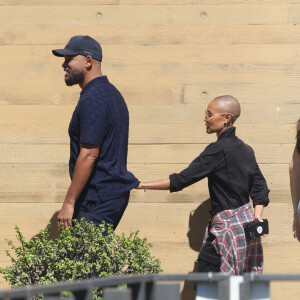 Will Smith et sa femme Jada Pinkett-Smith sortent très souriants du restaurant Nobu à Malibu, Etats-Unis le 13 Août 2022.  Malibu, CA - Will Smith and Jada Pinkett-Smith leave celebrity hotspot Nobu and from the looks of it, the couple appears to be in a great mood as we spot them both with smiles on their face as they make their exit. The actor posted a YouTube video apologizing for striking presenter Chris Rock during the live TV broadcast of this year's Academy Awards ceremony. Pictured: Will Smith, Jada Pinkett Smith 