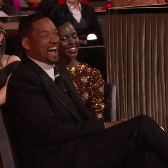 Moment de sidération aux Oscars 2022: Will Smith frappe Chris Rock sur scène le 27 mars 2022. Après une blague de Chris Rock sur Jada Pinkett Smith, la femme de Will Smith, ce dernier est monté sur la scène des Oscars pour gifler l'humoriste devant l'assemblée médusée. Une 94e cérémonie d'Oscars agitée. On guettait la consécration de l'adaptation de "La Famille Bélier", mais la nuit hollywoodienne a aussi été marquée par une scène assez surréaliste entre l'acteur Will Smith et l'humoriste Chris Rock, chargé d'animer la cérémonie à Hollywood. Chris Rock, c'est une star du stand-up aux Etats Unis. Alors quand il arrive sur scène pour remettre l'Oscar du meilleur documentaire, et bien il fait des blagues. Et notamment une sur la femme de Will Smith, assise au premier rang aux côtés de son mari. Une blague sur le crâne rasé de Jada Pinkett Smith, atteinte d'alopécie, une maladie qui lui fait perdre les cheveux.  BGUK_2344819 - Los Angeles, CA - Chris Rock gets &x2018;smacked' by Will Smith live on stage at the Oscars. In what may be the most insane moment in the history of the Academy Awards, Will Smith jumped onstage and smacked Chris Rock while the comedian was presenting the Best Documentary at the 2022 Oscars. The unscripted moment arrived after the comedian joked about Jada Pinkett Smith's hair loss. &x201c;Jada, love you, G.I. Jane 2, can't wait to see it,&x201d; Rock said, before the actress rolled her eyes. While the King Richard star first laughed about the joke he immediately turned sour. Pinkett Smith looked furious before the censors turned on and muted Rock and Smith's exchange. Will walked up to the stage, hit Rock, and returned to his seat. The sound was cut but Rock clearly stated: &x201c;Wow, Will Smith just smacked the s out of me!&x201d; Oscar bosses continued to mute the sound as anyone reading his lips could tell that Smith yelled: &x201c;Keep my wife's name out of your f mouth.&x201d; Rock then told the audience: &x201c;That was the greatest night in the history of television.&x201d; As Oscar-nominated Smith kept on screaming: &x201c;Keep my wife's name out of your f mouth.&x201d; The Nutty Professor star Pinkett Smith suffers from alopecia and has been vocal about her struggle with hair loss and debuted a shaved head last summer. Also this isn't the first time Rock has joked about the couple. When he hosted the Oscars in 2016, he said: &x201c;Jada Pinkett Smith boycotting the Oscars is like me boycotting Rihanna's panties - I wasn't invited!&x201d; 