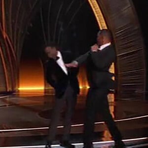 Moment de sidération aux Oscars 2022: Will Smith frappe Chris Rock sur scène le 27 mars 2022. Après une blague de Chris Rock sur Jada Pinkett Smith, la femme de Will Smith, ce dernier est monté sur la scène des Oscars pour gifler l'humoriste devant l'assemblée médusée. Une 94e cérémonie d'Oscars agitée. On guettait la consécration de l'adaptation de "La Famille Bélier", mais la nuit hollywoodienne a aussi été marquée par une scène assez surréaliste entre l'acteur Will Smith et l'humoriste Chris Rock, chargé d'animer la cérémonie à Hollywood. Chris Rock, c'est une star du stand-up aux Etats Unis. Alors quand il arrive sur scène pour remettre l'Oscar du meilleur documentaire, et bien il fait des blagues. Et notamment une sur la femme de Will Smith, assise au premier rang aux côtés de son mari. Une blague sur le crâne rasé de Jada Pinkett Smith, atteinte d'alopécie, une maladie qui lui fait perdre les cheveux.  BGUK_2344819 - Los Angeles, CA - Chris Rock gets &x2018;smacked' by Will Smith live on stage at the Oscars. In what may be the most insane moment in the history of the Academy Awards, Will Smith jumped onstage and smacked Chris Rock while the comedian was presenting the Best Documentary at the 2022 Oscars. The unscripted moment arrived after the comedian joked about Jada Pinkett Smith's hair loss. &x201c;Jada, love you, G.I. Jane 2, can't wait to see it,&x201d; Rock said, before the actress rolled her eyes. While the King Richard star first laughed about the joke he immediately turned sour. Pinkett Smith looked furious before the censors turned on and muted Rock and Smith's exchange. Will walked up to the stage, hit Rock, and returned to his seat. The sound was cut but Rock clearly stated: &x201c;Wow, Will Smith just smacked the s out of me!&x201d; Oscar bosses continued to mute the sound as anyone reading his lips could tell that Smith yelled: &x201c;Keep my wife's name out of your f mouth.&x201d; Rock then told the audience: &x201c;That was the greatest night in the history of television.&x201d; As Oscar-nominated Smith kept on screaming: &x201c;Keep my wife's name out of your f mouth.&x201d; The Nutty Professor star Pinkett Smith suffers from alopecia and has been vocal about her struggle with hair loss and debuted a shaved head last summer. Also this isn't the first time Rock has joked about the couple. When he hosted the Oscars in 2016, he said: &x201c;Jada Pinkett Smith boycotting the Oscars is like me boycotting Rihanna's panties - I wasn't invited!&x201d; 