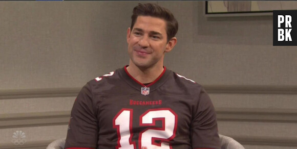 John Krasinski embrasse à pleine bouche Pete Davidson sur le plateau de "Saturday Night Live". New York. Le 30 janvier 2021.  John Krasinski locks lips with Pete Davidson during his monologue as he hosts Saturday Night Live for the first time. The duo kissed for several seconds after Krasinski gamely poked fun at the show that shot him to fame - the US version of The Office. During his monologue, Krasinski was bombarded with fan questions about The Office, in which he starred as Jim Halpert for nine seasons. He was interrupted by an audience member, played by Alex Moffat, who said: "Hey Jim, I have a question. My question is you're Jim from The Office." Though Krasinski clarified that he wasn't in character as Jim he was asked, "Follow-up question: Do The Office," and "Hey, where's Pam?" Then another fan, played by Ego Nwodim, pointed out that Krasinski, who has been working out for his role as Jack Ryan, looked different than his days on the hit NBC comedy. "You need to stop it. Jim is soft. Jim sits all day, you know you touch Jim and your hand goes in like memory foam," she said. One more fan, played by Kenan Thompson, joined in the chorus of Office die-hards. "Kiss Pam, I need you to kiss Pam. That is what I need to see today," he said as Krasinski insisted that he's moved on from his Office days. "Guys, here's the deal. Pam's not real. She's played by Jenna Fischer, we're just friends and we are married to other people," said Krasinski, who noted that his wife Emily Blunt was not in attendance and was in the UK. Davidson then joined him on stage, saying: "I think what's been happening is everyone's been stuck inside for a year watching The Office non-stop so Jim and Pam are like really real for them. I think they really need for someone to be Pam." Krasinski asked: "Really? I mean I tried to explain to them that Pam is not actually...," before Davidson stopped him. "I think we got to give them what they want Jim. Jim you gotta kiss Pam," the comedian said before the two men locked lips and the audience cheered and clapped. Later in the show, in a pre-recorded skit about stars singing their own theme songs, Krasinski sang his own hilarious version of The Office theme song. He appeared in several other sketches throughout SNL playing a sheriff in the now blue state of Georgia, a suburban husband who is arrested by the FBI for storming the Capitol, a news expert whose twins freak out his news anchors as they look like the twins from The Shining, the host of an old episode of Supermarket Sweep and an ad man for Subway sandwiches. New York. January 30th, 2021. 