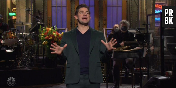 John Krasinski embrasse à pleine bouche Pete Davidson sur le plateau de "Saturday Night Live". New York. Le 30 janvier 2021.  John Krasinski locks lips with Pete Davidson during his monologue as he hosts Saturday Night Live for the first time. The duo kissed for several seconds after Krasinski gamely poked fun at the show that shot him to fame - the US version of The Office. During his monologue, Krasinski was bombarded with fan questions about The Office, in which he starred as Jim Halpert for nine seasons. He was interrupted by an audience member, played by Alex Moffat, who said: "Hey Jim, I have a question. My question is you're Jim from The Office." Though Krasinski clarified that he wasn't in character as Jim he was asked, "Follow-up question: Do The Office," and "Hey, where's Pam?" Then another fan, played by Ego Nwodim, pointed out that Krasinski, who has been working out for his role as Jack Ryan, looked different than his days on the hit NBC comedy. "You need to stop it. Jim is soft. Jim sits all day, you know you touch Jim and your hand goes in like memory foam," she said. One more fan, played by Kenan Thompson, joined in the chorus of Office die-hards. "Kiss Pam, I need you to kiss Pam. That is what I need to see today," he said as Krasinski insisted that he's moved on from his Office days. "Guys, here's the deal. Pam's not real. She's played by Jenna Fischer, we're just friends and we are married to other people," said Krasinski, who noted that his wife Emily Blunt was not in attendance and was in the UK. Davidson then joined him on stage, saying: "I think what's been happening is everyone's been stuck inside for a year watching The Office non-stop so Jim and Pam are like really real for them. I think they really need for someone to be Pam." Krasinski asked: "Really? I mean I tried to explain to them that Pam is not actually...," before Davidson stopped him. "I think we got to give them what they want Jim. Jim you gotta kiss Pam," the comedian said before the two men locked lips and the audience cheered and clapped. Later in the show, in a pre-recorded skit about stars singing their own theme songs, Krasinski sang his own hilarious version of The Office theme song. He appeared in several other sketches throughout SNL playing a sheriff in the now blue state of Georgia, a suburban husband who is arrested by the FBI for storming the Capitol, a news expert whose twins freak out his news anchors as they look like the twins from The Shining, the host of an old episode of Supermarket Sweep and an ad man for Subway sandwiches. New York. January 30th, 2021. 
