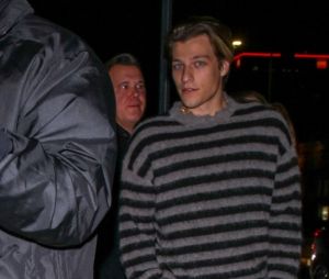 Exclusif - Millie Bobby Brown fête son 19ème anniversaire avec son compagnon Jake Bongiovi et sa famille au restaurant "Tao" à Los Angeles, le 19 février 2023.  Exclusive - British actress Millie Bobby Brown is in shy mode as she arrives at TAO Restaurant on her 19th Birthday with her boyfriend Jake Bongiovi and some family members. Los Angeles. February 19th, 2023. 