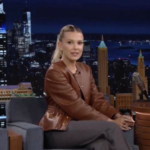 Millie Bobby Brown (Stranger Things) sur le plateau de l'émission "The Tonight Show Starring Jimmy Fallon" à New York le 30 octobre 2022.  Los Angeles, CA - Millie Bobby Brown reveals surprise friendship with singer Mariah Carey, as she appears on The Tonight Show. The British actress surprised host Jimmy Fallon when she revealed that she has a close friendship with the music diva – who she revealed breaks into song 'even when we're eating Chinese food'. Brown, who was on the show to promote her new Netlifx movie Enola Holmes 2, opened up about her friendship with Carey after Fallin asked her if there was 'anyone surprising' who loves her from her work on the Netflix sci-fi horror drama Stranger Things. Fallon noted that Carey was such a huge fan, along with her 11-year-old twins Monroe and Morocco, that they carved her Eleven character into a pumpkin for Halloween in 2019, before showing off a photo of Morocco striking a pose as Millie's psychokinetic character Eleven. Brown said she saw the Instagram post and decided that she needed to meet Mariah's son Morocco who she described as 'the cutest thing ever’. She then told Fallon: “We met, Monroe and Morocco, who are just the most brilliant little children. And obviously, I just like met Mariah and was like: ‘Oh, we connected’.” A stunned Fallon asked: “You connected with Mariah Carey?” “Yeah, Mimi,” Brown said with a smile as she used Mariah's nickname. Fallon then asked if Mariah ever texts her and Brown said they texted earlier in the day. She explained that they bonded because they both grew up in the public eye and have connected on many different levels. Brown then said: “But also I love the way that she leads her life with so much power. And she has so much knowledge, and she's so wise. And she's just been an incredible guiding light for me and then we connected.” Brown then shared that when she's visiting Mariah the five-octave singer frequently breaks into song, adding: “No, it's a real thing. ...She does it when we're eating Chinese food. Oh no, she'll just do it. And she'll just be talking to you and she'll be like: ‘Always be my baby’.” Millie also revealed that she's sung with Mariah in her studio, saying: “It's the most magical. She is the most talented singer ever.” Millie was promoting Enola Holmes 2 which premieres on Netflix on November 4, 2022. 