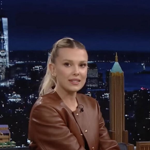 Millie Bobby Brown (Stranger Things) sur le plateau de l'émission "The Tonight Show Starring Jimmy Fallon" à New York le 30 octobre 2022.  Los Angeles, CA - Millie Bobby Brown reveals surprise friendship with singer Mariah Carey, as she appears on The Tonight Show. The British actress surprised host Jimmy Fallon when she revealed that she has a close friendship with the music diva – who she revealed breaks into song 'even when we're eating Chinese food'. Brown, who was on the show to promote her new Netlifx movie Enola Holmes 2, opened up about her friendship with Carey after Fallin asked her if there was 'anyone surprising' who loves her from her work on the Netflix sci-fi horror drama Stranger Things. Fallon noted that Carey was such a huge fan, along with her 11-year-old twins Monroe and Morocco, that they carved her Eleven character into a pumpkin for Halloween in 2019, before showing off a photo of Morocco striking a pose as Millie's psychokinetic character Eleven. Brown said she saw the Instagram post and decided that she needed to meet Mariah's son Morocco who she described as 'the cutest thing ever’. She then told Fallon: “We met, Monroe and Morocco, who are just the most brilliant little children. And obviously, I just like met Mariah and was like: ‘Oh, we connected’.” A stunned Fallon asked: “You connected with Mariah Carey?” “Yeah, Mimi,” Brown said with a smile as she used Mariah's nickname. Fallon then asked if Mariah ever texts her and Brown said they texted earlier in the day. She explained that they bonded because they both grew up in the public eye and have connected on many different levels. Brown then said: “But also I love the way that she leads her life with so much power. And she has so much knowledge, and she's so wise. And she's just been an incredible guiding light for me and then we connected.” Brown then shared that when she's visiting Mariah the five-octave singer frequently breaks into song, adding: “No, it's a real thing. ...She does it when we're eating Chinese food. Oh no, she'll just do it. And she'll just be talking to you and she'll be like: ‘Always be my baby’.” Millie also revealed that she's sung with Mariah in her studio, saying: “It's the most magical. She is the most talented singer ever.” Millie was promoting Enola Holmes 2 which premieres on Netflix on November 4, 2022. 