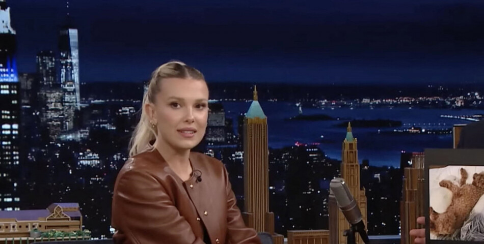 Millie Bobby Brown (Stranger Things) sur le plateau de l&#039;émission &quot;The Tonight Show Starring Jimmy Fallon&quot; à New York le 30 octobre 2022.   Los Angeles, CA - Millie Bobby Brown reveals surprise friendship with singer Mariah Carey, as she appears on The Tonight Show. The British actress surprised host Jimmy Fallon when she revealed that she has a close friendship with the music diva – who she revealed breaks into song &#039;even when we&#039;re eating Chinese food&#039;. Brown, who was on the show to promote her new Netlifx movie Enola Holmes 2, opened up about her friendship with Carey after Fallin asked her if there was &#039;anyone surprising&#039; who loves her from her work on the Netflix sci-fi horror drama Stranger Things. Fallon noted that Carey was such a huge fan, along with her 11-year-old twins Monroe and Morocco, that they carved her Eleven character into a pumpkin for Halloween in 2019, before showing off a photo of Morocco striking a pose as Millie&#039;s psychokinetic character Eleven. Brown said she saw the Instagram post and decided that she needed to meet Mariah&#039;s son Morocco who she described as &#039;the cutest thing ever’. She then told Fallon: “We met, Monroe and Morocco, who are just the most brilliant little children. And obviously, I just like met Mariah and was like: ‘Oh, we connected’.” A stunned Fallon asked: “You connected with Mariah Carey?” “Yeah, Mimi,” Brown said with a smile as she used Mariah&#039;s nickname. Fallon then asked if Mariah ever texts her and Brown said they texted earlier in the day. She explained that they bonded because they both grew up in the public eye and have connected on many different levels. Brown then said: “But also I love the way that she leads her life with so much power. And she has so much knowledge, and she&#039;s so wise. And she&#039;s just been an incredible guiding light for me and then we connected.” Brown then shared that when she&#039;s visiting Mariah the five-octave singer frequently breaks into song, adding: “No, it&#039;s a real thing. ...She does it when we&#039;re eating Chinese food. Oh no, she&#039;ll just do it. And she&#039;ll just be talking to you and she&#039;ll be like: ‘Always be my baby’.” Millie also revealed that she&#039;s sung with Mariah in her studio, saying: “It&#039;s the most magical. She is the most talented singer ever.” Millie was promoting Enola Holmes 2 which premieres on Netflix on November 4, 2022. 