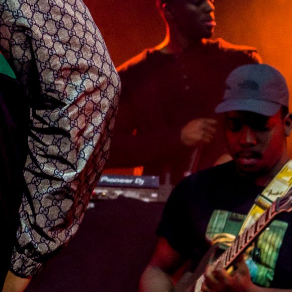 Et la comparaison peut aller encore plus loin puisque l'individu en question n'est pas un inconnu mais un célèbre rappeur canadien !
Semi-exclusif - Naza (Jean-Désiré Sosso Dzabatou) lors de la 8ème édition du concert caritatif "Une nuit à Makala" organisé pour l'association "Les orphelins de Makala" au Zénith de Lille, France, le 19 mars 2019