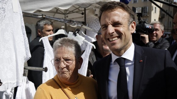 "Vous êtes en train de me niquer mon marché" : Emmanuel Macron interpellé par une vendeuse qui lui réclame de l'argent