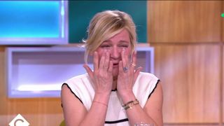 "Je vais finir en larmes..." : épuisée, Anne-Elisabeth Lemoine craque complètement en plein direct dans C à vous