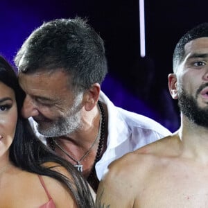 Maeva Ghennam et Marco Mouly en compagnie du boxeur Yuri Mamedov (France) lors du gala de boxe Prestige Fight au palais des Festivals à Cannes le 15 août 2022. © Norbert Scanella / Panoramic / Bestimage