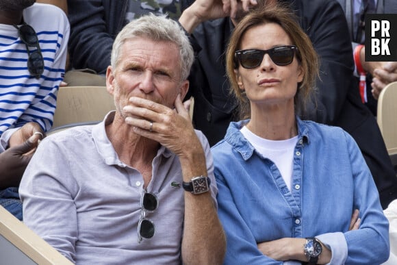 Denis Brogniart et sa femme Hortense - Célébrités dans les tribunes des internationaux de France de Roland Garros à Paris le 30 mai 2022. © Cyril Moreau - Dominique Jacovides/Bestimage