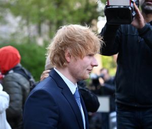 Ed Sheeran sort du tribunal de Manhattan après une nouvelle journée d'audience concernant le plagiat d'une chanson de Marvin Gaye le 26 avril 2023.


