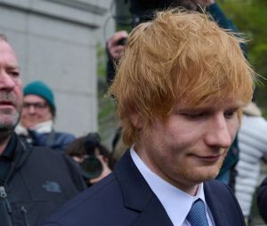Ed Sheeran sort du tribunal de Manhattan après une nouvelle journée d'audience concernant le plagiat d'une chanson de Marvin Gaye le 26 avril 2023.


