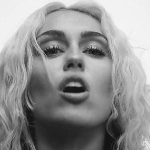 Il s'agit de Miley Cyrus avec son tube"Flowers".
Les images du video-clip de "River" avec Miley Cyrus.