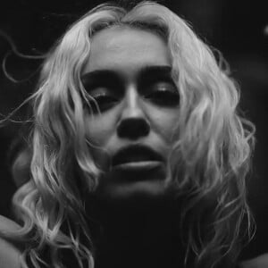 Reste maintenant à voir qui arrivera à faire mieux !
Les images du video-clip de "River" avec Miley Cyrus.