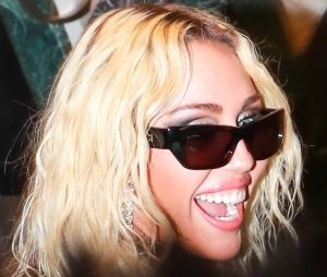 Miley Cyrus arrive à la soirée de lancement de son dernier album Endless Summer Vacation dans la boutique Gucci de Rodeo Drive à Beverly Hills le 9 mars 2023.