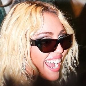 Miley Cyrus arrive à la soirée de lancement de son dernier album Endless Summer Vacation dans la boutique Gucci de Rodeo Drive à Beverly Hills le 9 mars 2023.