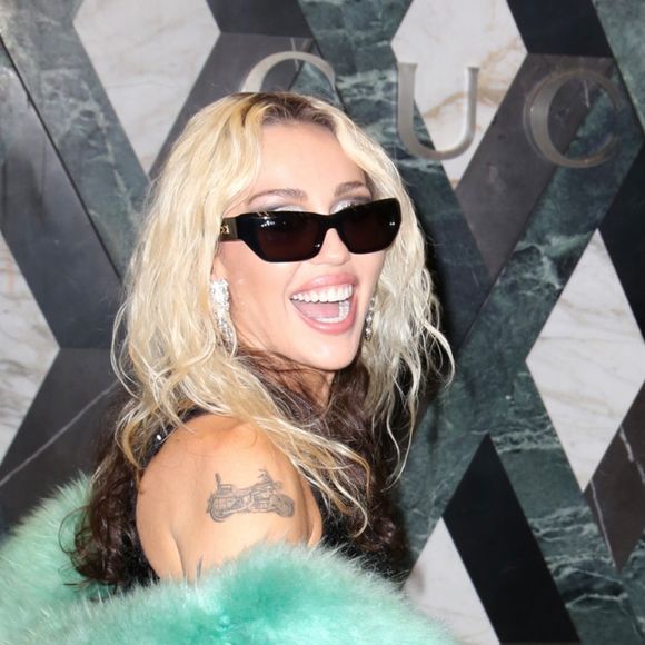 Miley Cyrus arrive à la soirée de lancement de son dernier album Endless Summer Vacation dans la boutique Gucci de Rodeo Drive à Beverly Hills le 9 mars 2023.