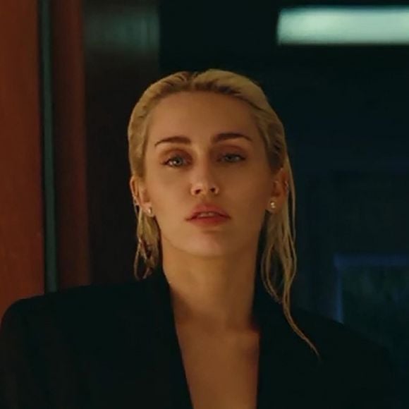 De quoi battre son prédécesseur, "As It Was" d'Harry Styles, qui avait mis 118 jours pour franchir cette barre symbolique.
Les images du clip-vidéo de "Flowers" avec Miley Cyrus.