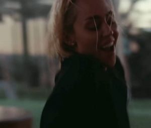 Clip officiel de la chanson Flowers de Miley Cyrus.
