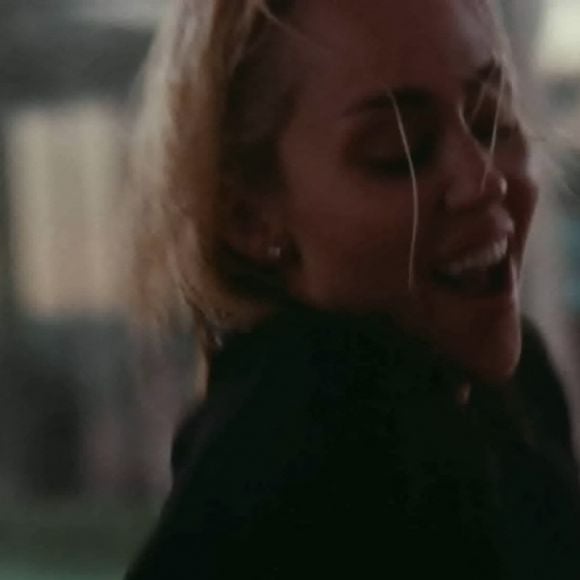Clip officiel de la chanson Flowers de Miley Cyrus.