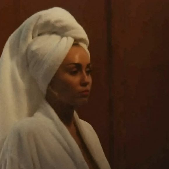 Clip officiel de la chanson Flowers de Miley Cyrus.