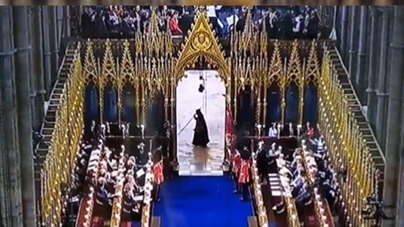 Couronnement de Charles III : la Grande Faucheuse apparue en pleine cérémonie ? L'Abbaye de Westminster obligée de s'expliquer après cette apparition flippante