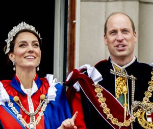 La famille royale britannique salue la foule sur le balcon du palais de Buckingham lors de la cérémonie de couronnement du roi d'Angleterre à Londres Le prince William, prince de Galles, et Catherine (Kate) Middleton, princesse de Galles, Le prince Louis de Galles 